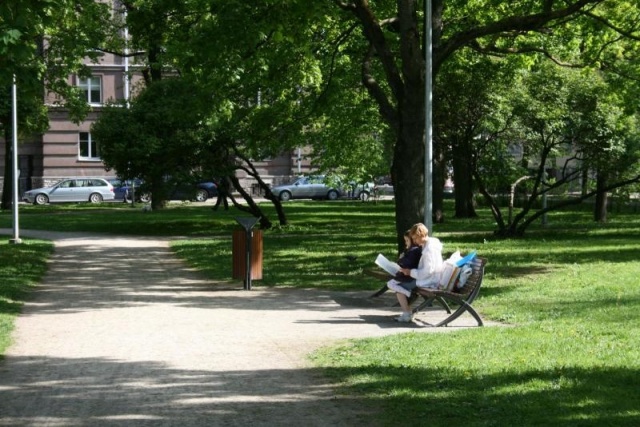 euroform w - street furniture - robust bench made of high-quality wood for urban spaces - minimalist wooden seating for outdoors - high-quality designer street furniture - Palazzo hardwood park bench and cast iron