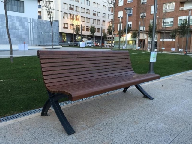 euroform w - street furniture - robust bench made of high-quality wood for urban spaces - minimalist wooden seating for outdoors - high-quality designer street furniture - Palazzo hardwood park bench and cast iron
