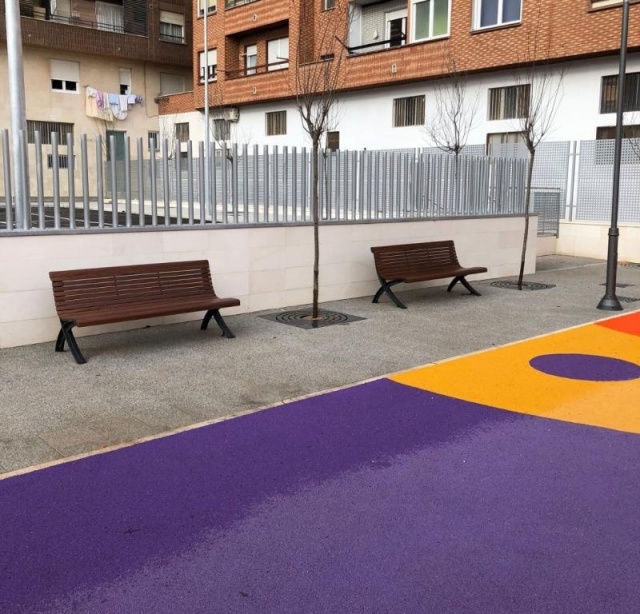 euroform w - arredo urbano - panchina robusta in legno di alta qualità per spazi urbani - seduta minimalista in legno per esterni - arredo urbano di design di alta qualità - panchina da parco in legno duro e ghisa Palazzo