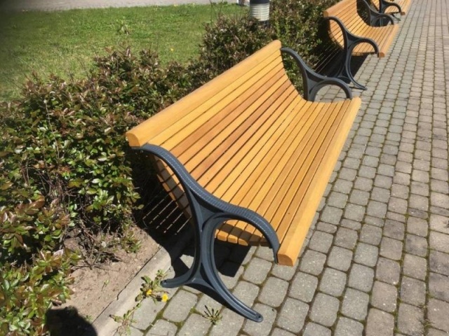 euroform w - street furniture - robust bench made of high-quality wood for urban spaces - minimalist wooden seater for outdoors - high-quality designer street furniture - Epoca park bench made of hardwood and cast iron