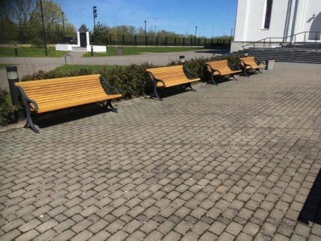 euroform w - street furniture - robust bench made of high-quality wood for urban spaces - minimalist wooden seater for outdoors - high-quality designer street furniture - Epoca park bench made of hardwood and cast iron