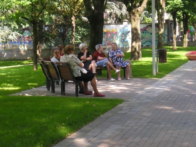 euroform w - street furniture - robust bench made of high-quality wood for urban spaces - minimalist wooden seating for outdoors - high-quality designer street furniture - Contour hardwood park bench