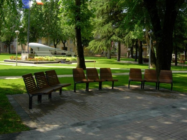 euroform w - street furniture - robust bench made of high-quality wood for urban spaces - minimalist wooden seating for outdoors - high-quality designer street furniture - Contour hardwood park bench