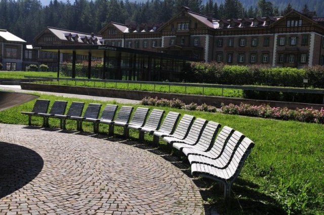 euroform w - street furniture - robust bench made of high-quality wood for urban spaces - minimalist wooden seating for outdoors - high-quality designer street furniture - Contour hardwood park bench