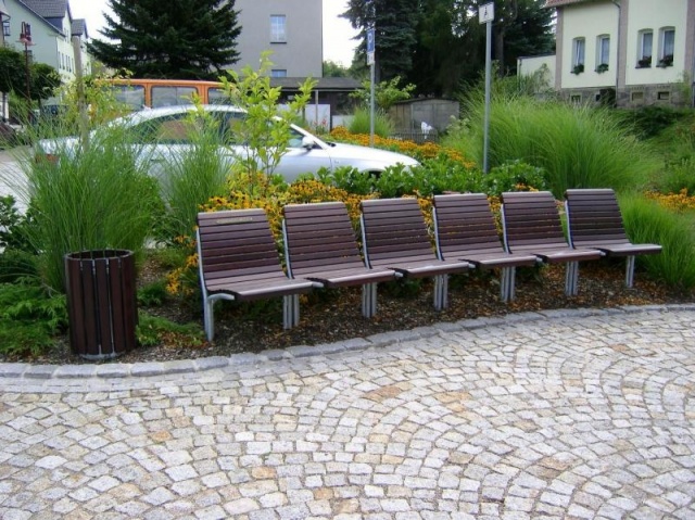 euroform w - Stadtmobiliar - robuste Bank aus hochwertigem Holz für den städtischen Raum - minimalistischer Hocker aus Holz für draußen - hochwertige Designer Stadtmöbel - Contour Parkbank aus Hartholz