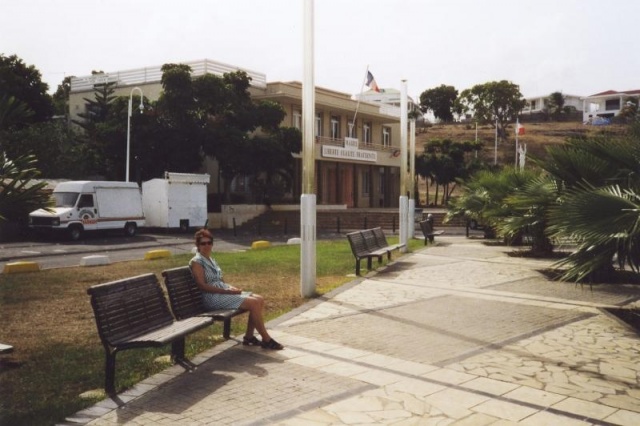 euroform w - street furniture - robust bench made of high-quality wood for urban spaces - minimalist wooden seating for outdoors - high-quality designer street furniture - Contour hardwood park bench