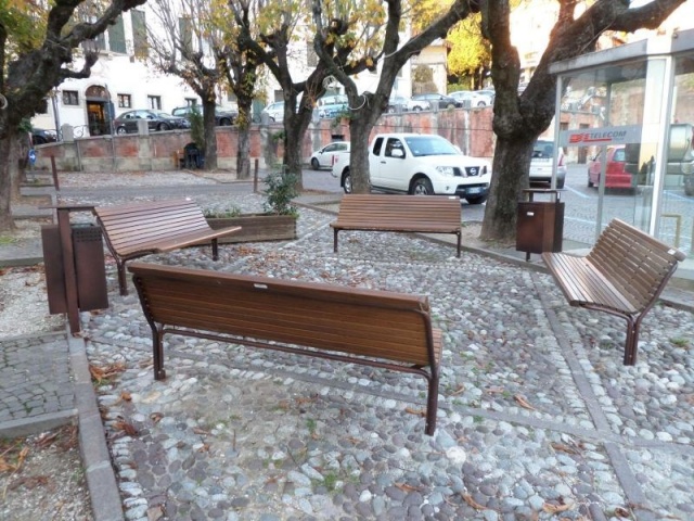 euroform w - arredo urbano - panchina robusta in legno di alta qualità per aree urbane - seduta minimalista in legno per esterni - arredo urbano di design di alta qualità - panchina da parco Contour in legno duro