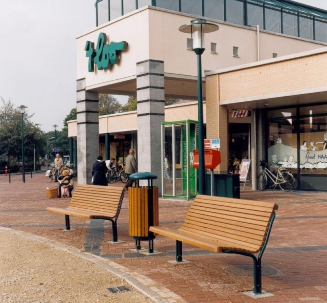 euroform w - street furniture - robust bench made of high-quality wood for urban spaces - minimalist wooden seating for outdoors - high-quality designer street furniture - Contour hardwood park bench