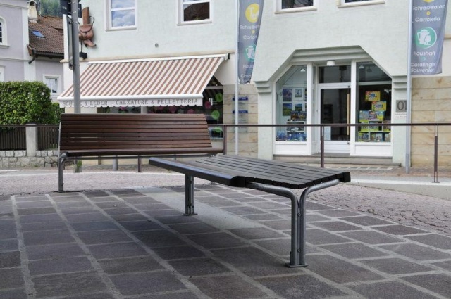 euroform w - arredo urbano - panchina robusta in legno di alta qualità per aree urbane - seduta minimalista in legno per esterni - arredo urbano di design di alta qualità - panchina da parco Contour in legno duro