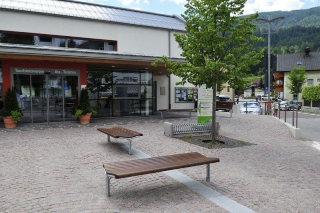 euroform w - Stadtmobiliar - robuste Bank aus hochwertigem Holz für den städtischen Raum - minimalistischer Hocker aus Holz für draußen - hochwertige Designer Stadtmöbel - Contour Parkbank aus Hartholz