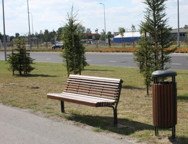 euroform w - Stadtmobiliar - robuste Bank aus hochwertigem Holz für den städtischen Raum - minimalistischer Hocker aus Holz für draußen - hochwertige Designer Stadtmöbel - Contour Holzbank