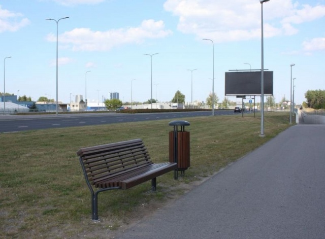 euroform w - Stadtmobiliar - robuste Bank aus hochwertigem Holz für den städtischen Raum - minimalistischer Hocker aus Holz für draußen - hochwertige Designer Stadtmöbel - Contour Holzbank