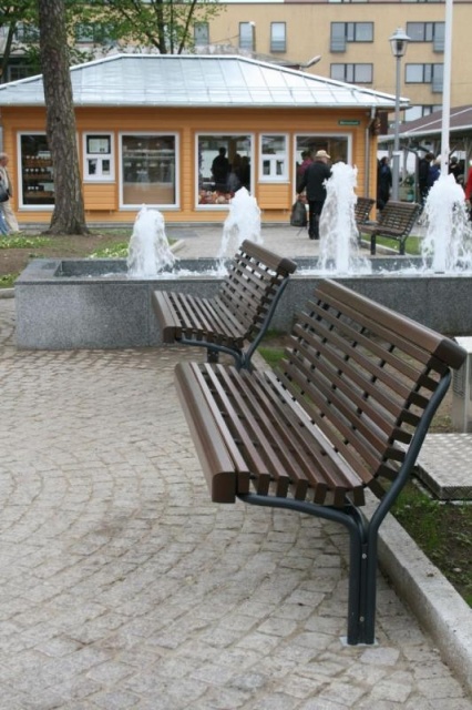 euroform w - Stadtmobiliar - robuste Bank aus hochwertigem Holz für den städtischen Raum - minimalistischer Hocker aus Holz für draußen - hochwertige Designer Stadtmöbel - Contour Holzbank