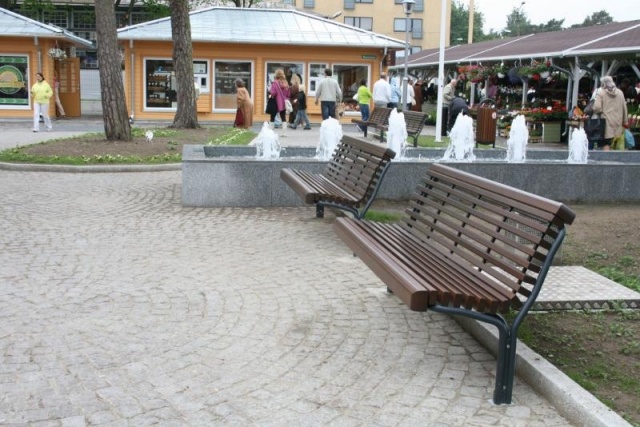 euroform w - Stadtmobiliar - robuste Bank aus hochwertigem Holz für den städtischen Raum - minimalistischer Hocker aus Holz für draußen - hochwertige Designer Stadtmöbel - Contour Holzbank