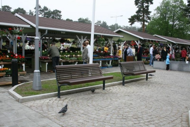 euroform w - street furniture - robust bench made of high-quality wood for urban spaces - minimalist wooden seating for outdoors - high-quality designer street furniture - Contour wooden bench