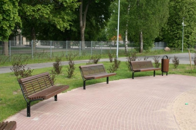 euroform w - street furniture - robust bench made of high-quality wood for urban spaces - minimalist wooden seating for outdoors - high-quality designer street furniture - Contour wooden bench