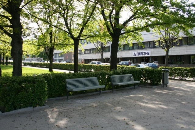 euroform w - Stadtmobiliar - robuste Bank aus hochwertigem Holz für den städtischen Raum - minimalistischer Hocker aus Holz für draußen - hochwertige Designer Stadtmöbel - Contour Holzbank