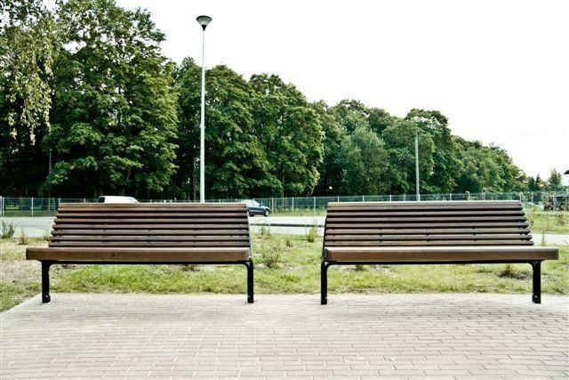 euroform w - street furniture - robust bench made of high-quality wood for urban spaces - minimalist wooden seating for outdoors - high-quality designer street furniture - Contour wooden bench