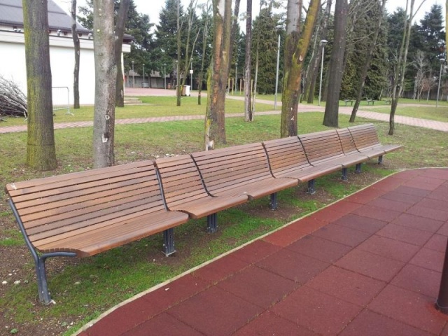 euroform w - street furniture - robust bench made of high-quality wood for urban spaces - minimalist wooden seater for outdoors - high-quality designer street furniture - modular circular bench made of wood