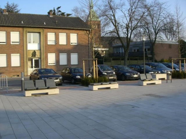 euroform w - Stadtmobiliar - robuste Bank aus hochwertigem Holz für den städtischen Raum - minimalistischer Hocker aus Holz für draußen - hochwertige Designer Stadtmöbel - modulare Bankauflage aus Holz