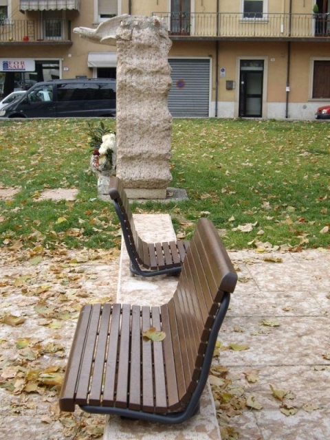 euroform w - Stadtmobiliar - robuste Bank aus hochwertigem Holz für den städtischen Raum - minimalistischer Hocker aus Holz für draußen - hochwertige Designer Stadtmöbel - modulare Bankauflage aus Holz