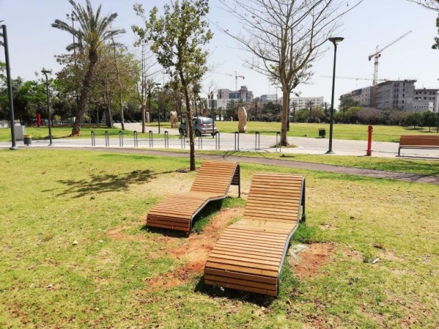 euroform w - Stadtmobiliar - robuste Liege aus hochwertigem Holz für den städtischen Raum - minimalistischer Lounger aus Holz für draußen - hochwertige Designer Stadtmöbel