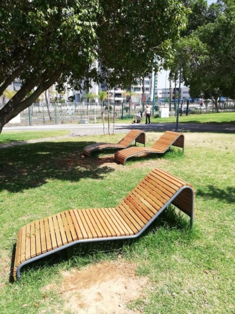 euroform w - Stadtmobiliar - robuste Liege aus hochwertigem Holz für den städtischen Raum - minimalistischer Lounger aus Holz für draußen - hochwertige Designer Stadtmöbel