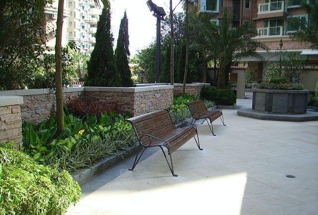 euroform w - arredo urbano - panchina robusta in legno di alta qualità per spazi urbani - seduta minimalista in legno per esterni - arredo urbano di design di alta qualità