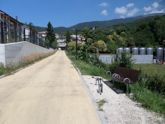 euroform w - Stadtmobiliar - robuste Bank aus hochwertigem Holz für den städtischen Raum - minimalistischer Hocker aus Holz für draußen - hochwertige Designer Stadtmöbel - Seniorenbank mit Pedalen für Training der Motorik