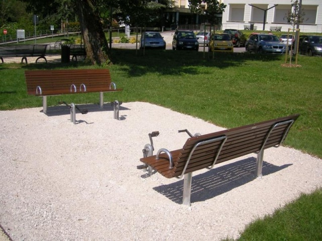 euroform w - arredo urbano - panchina robusta in legno di alta qualità per aree urbane - seduta minimalista in legno per esterni - arredo urbano di design di alta qualità - panchina per anziani con pedali per allenare le capacità motorie