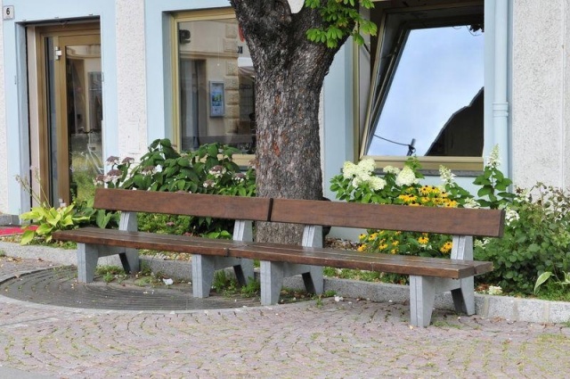 euroform w - street furniture - robust bench made of high quality wood for urban spaces - minimalist wooden seating for outdoors - high quality designer street furniture - Block wooden bench 