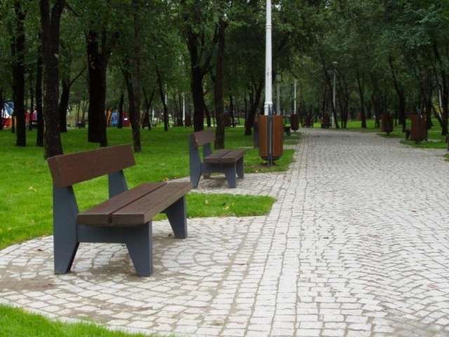 euroform w - street furniture - robust bench made of high quality wood for urban spaces - minimalist wooden seating for outdoors - high quality designer street furniture - Block wooden bench 
