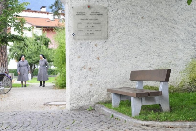 euroform w - Stadtmobiliar - robuste Bank aus hochwertigem Holz für den städtischen Raum - minimalistischer Hocker aus Holz für draußen - hochwertige Designer Stadtmöbel - Block massive Holzbank