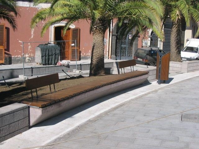 euroform w - street furniture - robust bench made of high quality wood for urban spaces - minimalist wooden seating for outdoors - high quality designer street furniture - Block flexible bench top made of wood