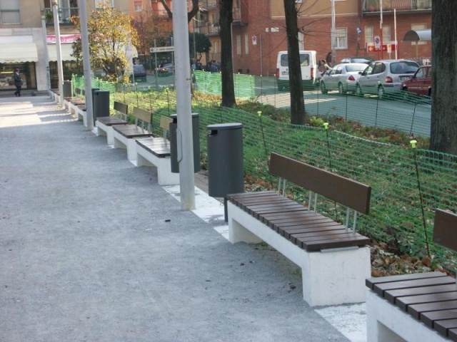 euroform w - street furniture - robust bench made of high quality wood for urban spaces - minimalist wooden seating for outdoors - high quality designer street furniture - Block flexible bench top made of wood