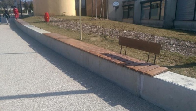 euroform w - street furniture - robust bench made of high quality wood for urban spaces - minimalist wooden seating for outdoors - high quality designer street furniture - Block flexible bench top made of wood