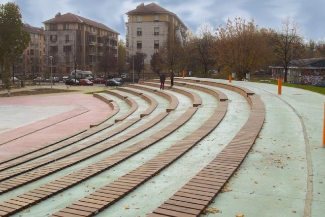 euroform w - Stadtmobiliar - robuste Bank aus hochwertigem Holz für den städtischen Raum - minimalistischer Hocker aus Holz für draußen - hochwertige Designer Stadtmöbel - Block flexible Bankauflage aus Holz