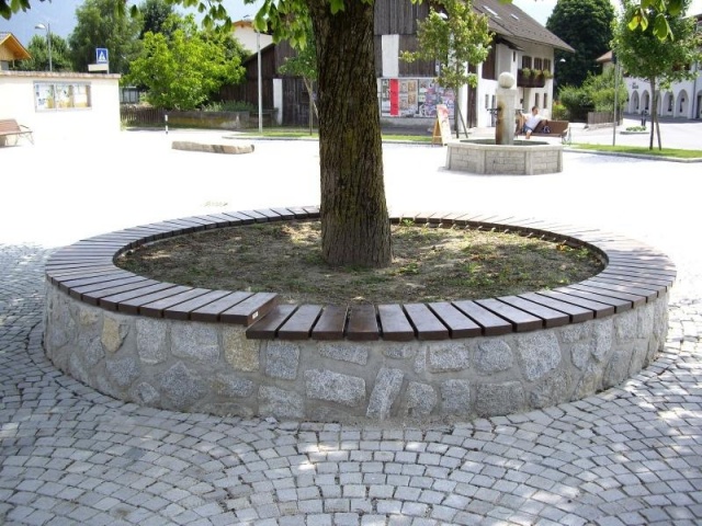 euroform w - Stadtmobiliar - robuste Bank aus hochwertigem Holz für den städtischen Raum - minimalistischer Hocker aus Holz für draußen - hochwertige Designer Stadtmöbel - Block flexible Bankauflage aus Holz