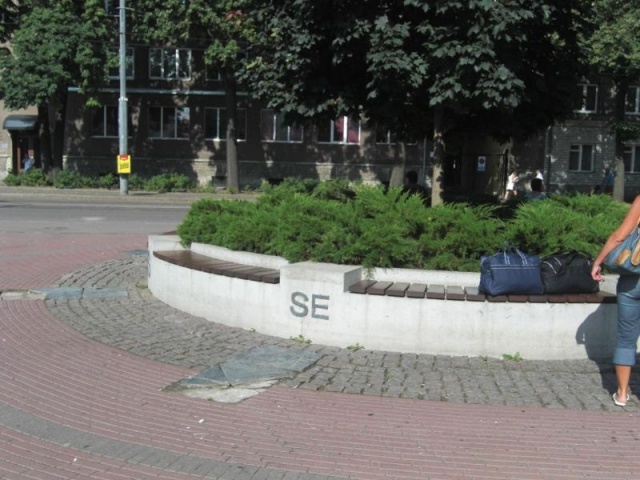 euroform w - street furniture - robust bench made of high quality wood for urban spaces - minimalist wooden seating for outdoors - high quality designer street furniture - Block flexible bench top made of wood