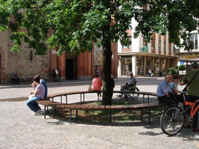 euroform w - street furniture - robust circular bench made of high quality wood for urban spaces - minimalist wooden seater for outdoors - high quality designer street furniture - classic wooden round bench