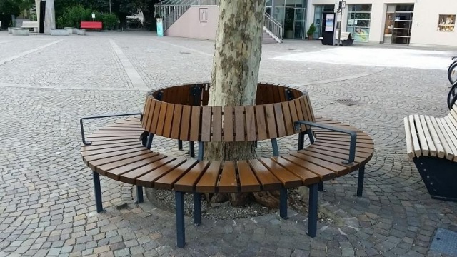 euroform w - Stadtmobiliar - robuste Rundbank aus hochwertigem Holz für den städtischen Raum - minimalistische Bank um Baum aus Holz für draußen - hochwertige Designer Stadtmöbel - Block Sitzbank aus Holz