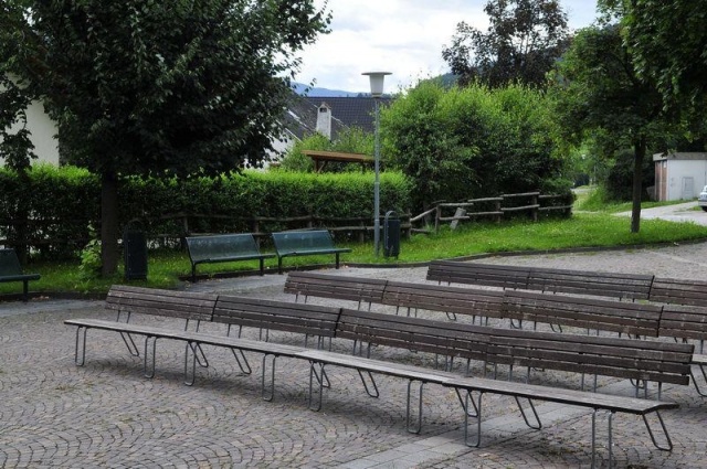 euroform w - arredo urbano - robusta panchina impilabile in legno di alta qualità per aree urbane - seduta minimalista in legno per esterni - arredo urbano di design di alta qualità - panchina classica in legno