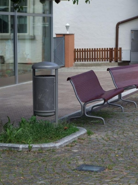 euroform w - Stadtmobiliar - robuste Bank aus hochwertigem Metall für den städtischen Raum - minimalistischer Hocker aus Metall für draußen - hochwertige Designer Stadtmöbel - Contour Bank aus Metall