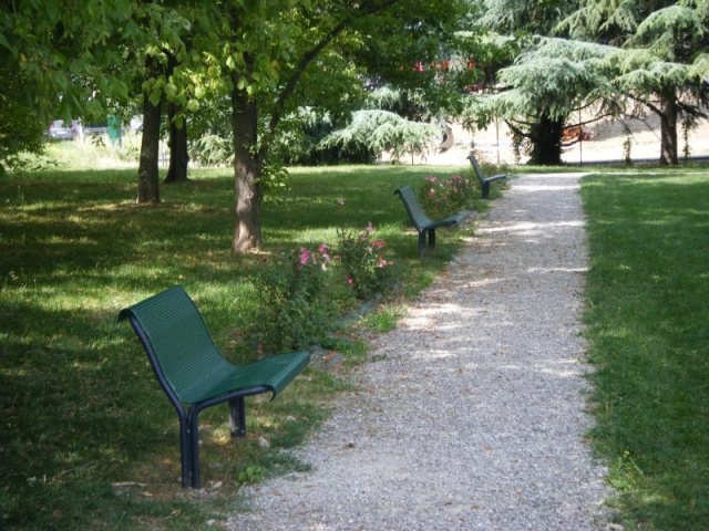 euroform w - street furniture - robust bench made of high-quality metal for urban spaces - minimalist metal seater for outdoors - high-quality designer street furniture - Contour metal bench