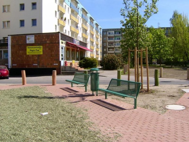 euroform w - Stadtmobiliar - robuste Bank aus hochwertigem Metall für den städtischen Raum - minimalistischer Hocker aus Metall für draußen - hochwertige Designer Stadtmöbel - Contour Bank aus Metall