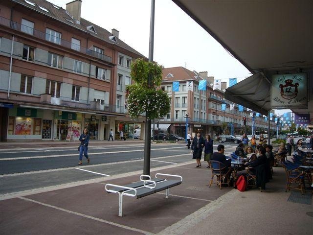 euroform w - Stadtmobiliar - robuste Bank aus hochwertigem Metall für den städtischen Raum - minimalistischer Hocker aus Metall für draußen - hochwertige Designer Stadtmöbel - Contour Bank aus Metall