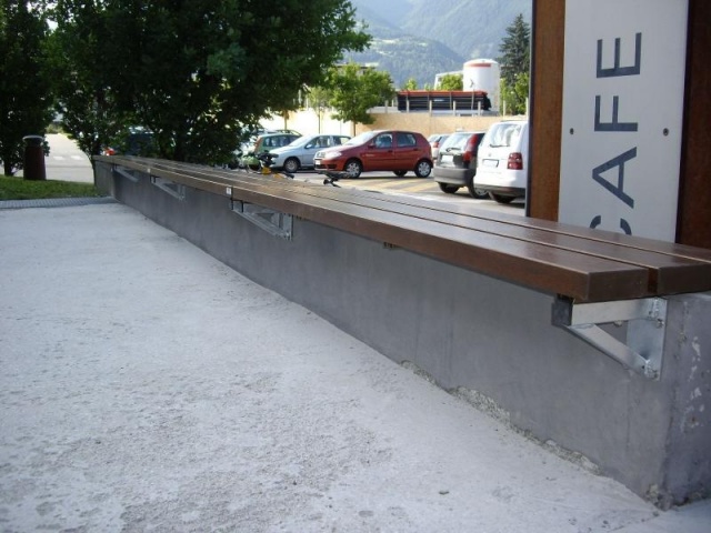 euroform w - arredo urbano - panchina robusta in legno di alta qualità per aree urbane - seduta minimalista in legno per esterni - arredo urbano di design di alta qualità - panchina in legno Block 99