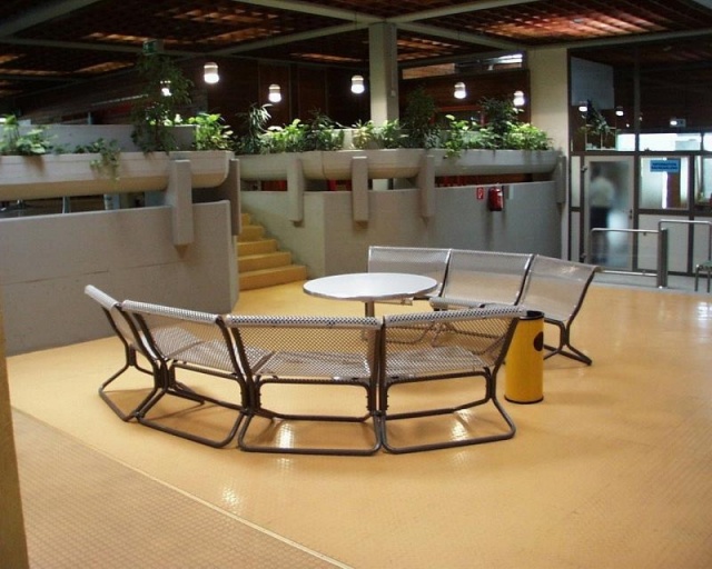 euroform w - arredo urbano - panchina robusta in metallo di alta qualità per spazi urbani - seduta minimalista in metallo per esterni - arredo urbano di design di alta qualità - panchina Contour in metallo