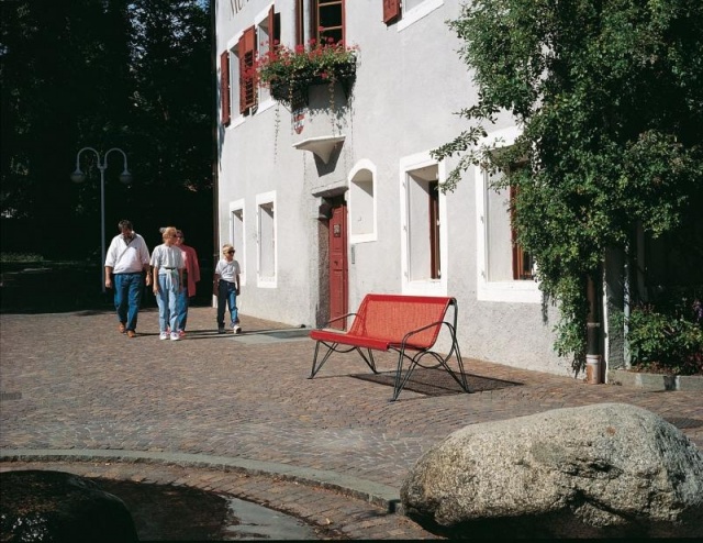 euroform w - Stadtmobiliar - robuste Bank aus hochwertigem Metall für den städtischen Raum - minimalistischer Hocker aus Metall für draußen - hochwertige Designer Stadtmöbel - Ambiente Bank aus Metall