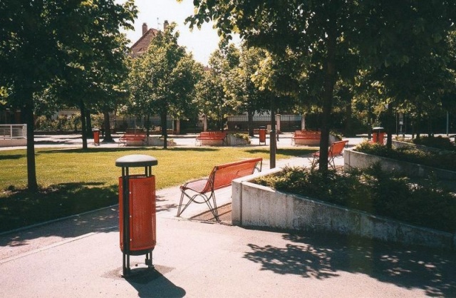 euroform w - Stadtmobiliar - robuste Bank aus hochwertigem Metall für den städtischen Raum - minimalistischer Hocker aus Metall für draußen - hochwertige Designer Stadtmöbel - Ambiente Bank aus Metall